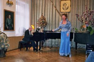Izabella Jeżowska (mezzosopran) i Juliusz Adamowski (fortepian). 102. koncert TiFL dla środowisk osób niepełnosprawnych, W-w, Klub Muzyki. i Literatury 28 stycznia 2004 (fot. Zakrzewski)
